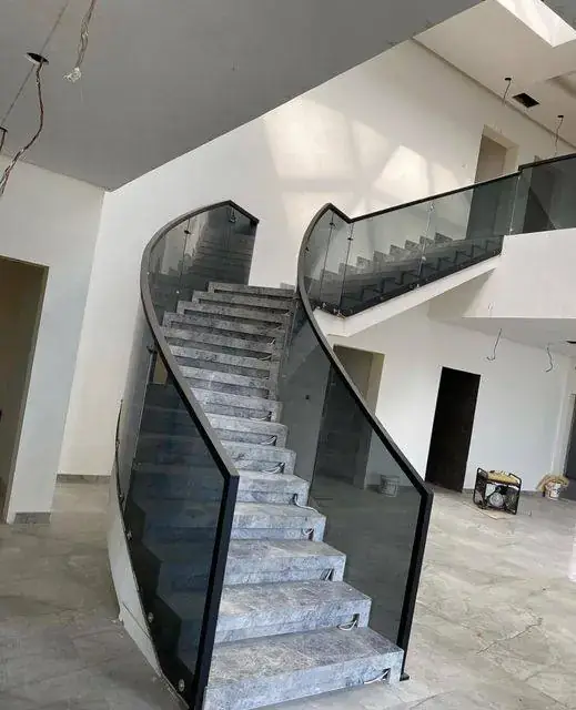 سلم دائري بدرابزين زجاجي
