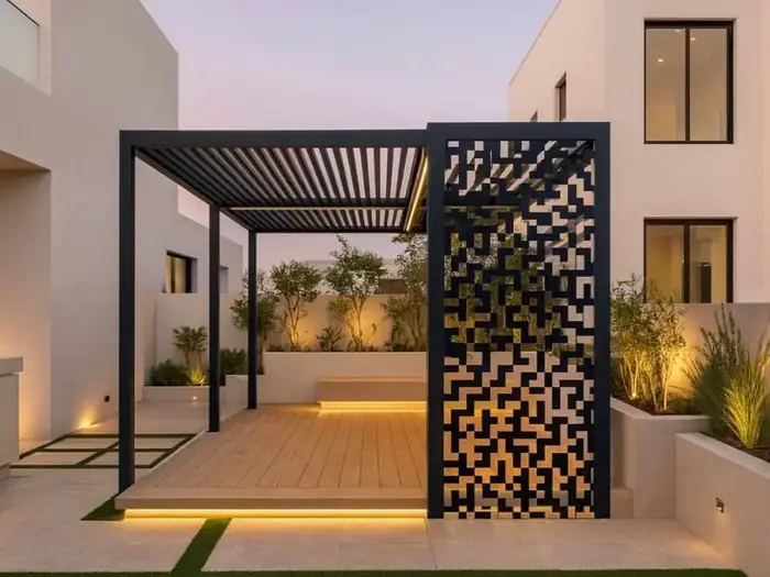 مظلة حديد بتصميم هندسي مثقّب