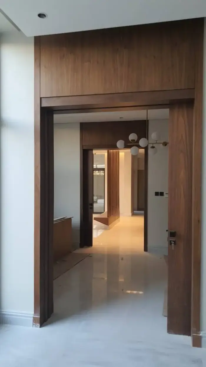 ممر بألواح خشبية وأبواب مدمجة
